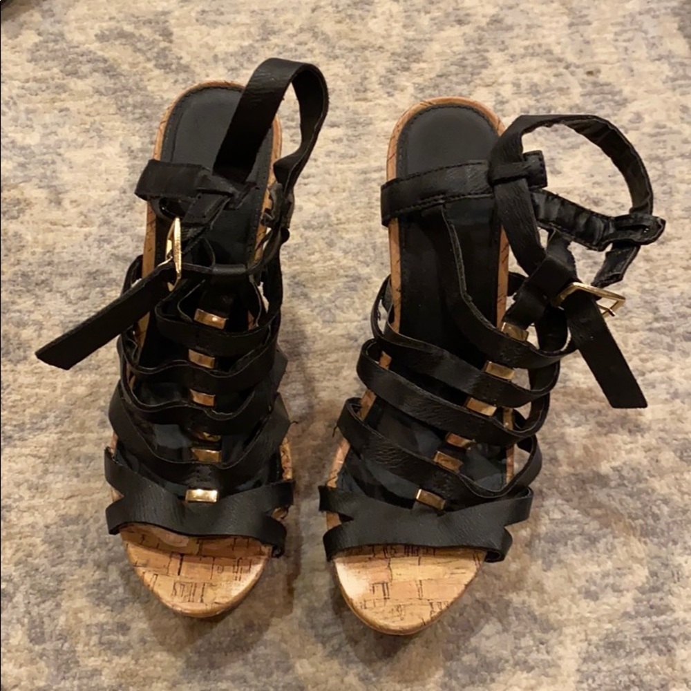 BLACK STRAPPY WEDGE